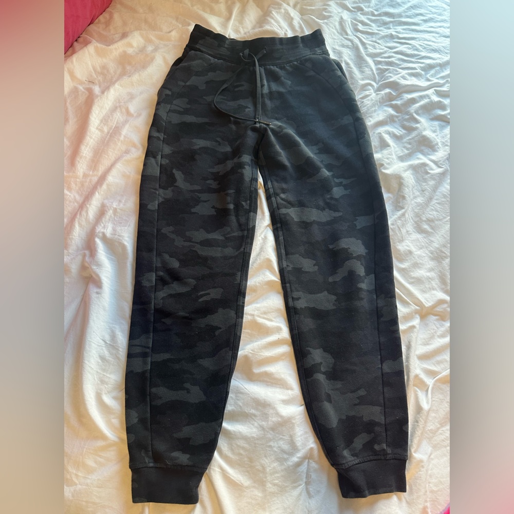 Lululemon Scuba Joggers - Size 4 Black Camo